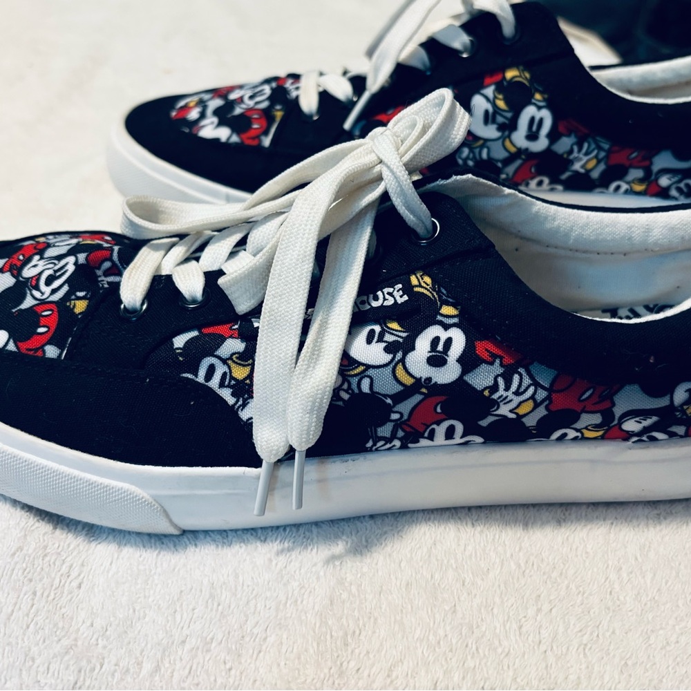 Almost Brand New DISNEY / MICKEY MOUSE Sneakers - Men’s Size 11 - box 16 - Picture 4 of 8